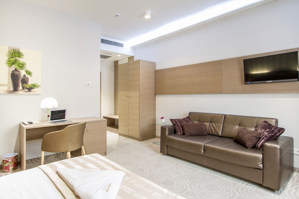 Royal Airport Hotel 45/69