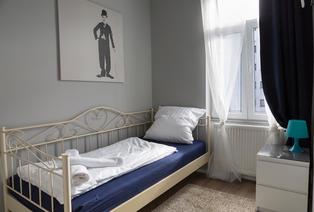 ROOM, QUADRUPLE