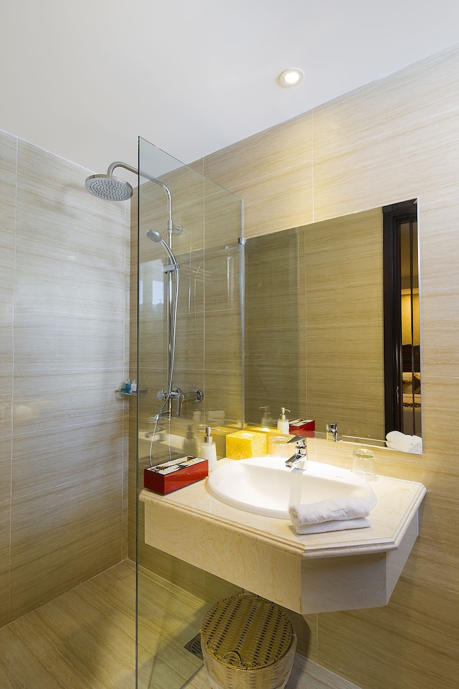 Regalia Hotel 48/50