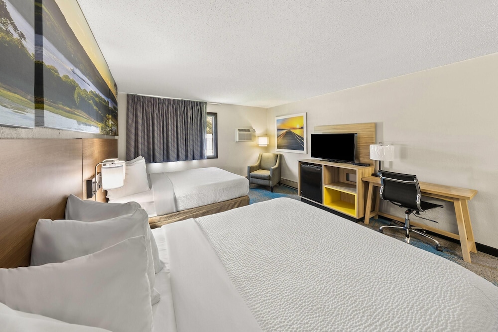 Upgrade, 2 Queen Beds، Days Inn by Wyndham Winona 2/10