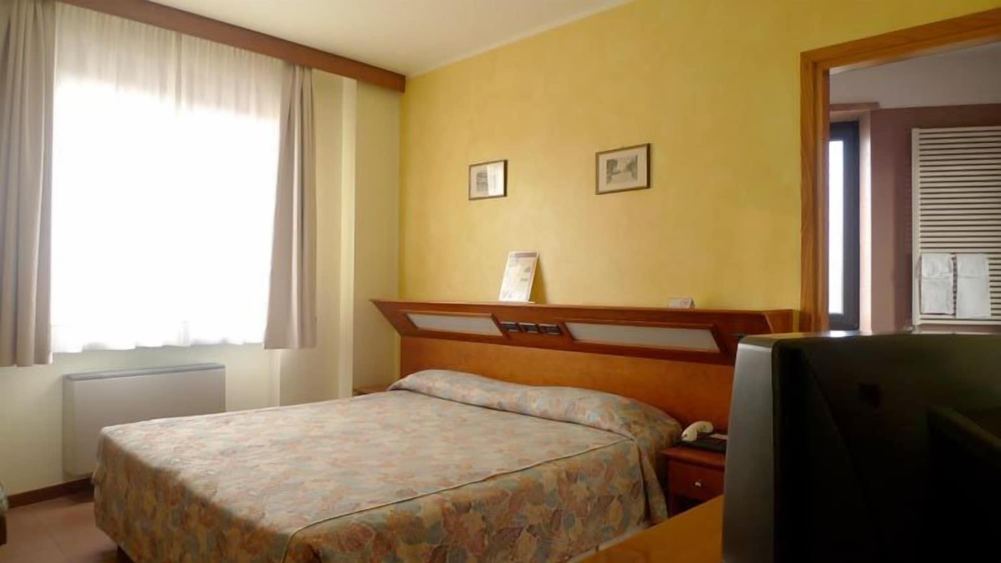 Room, Twin Beds