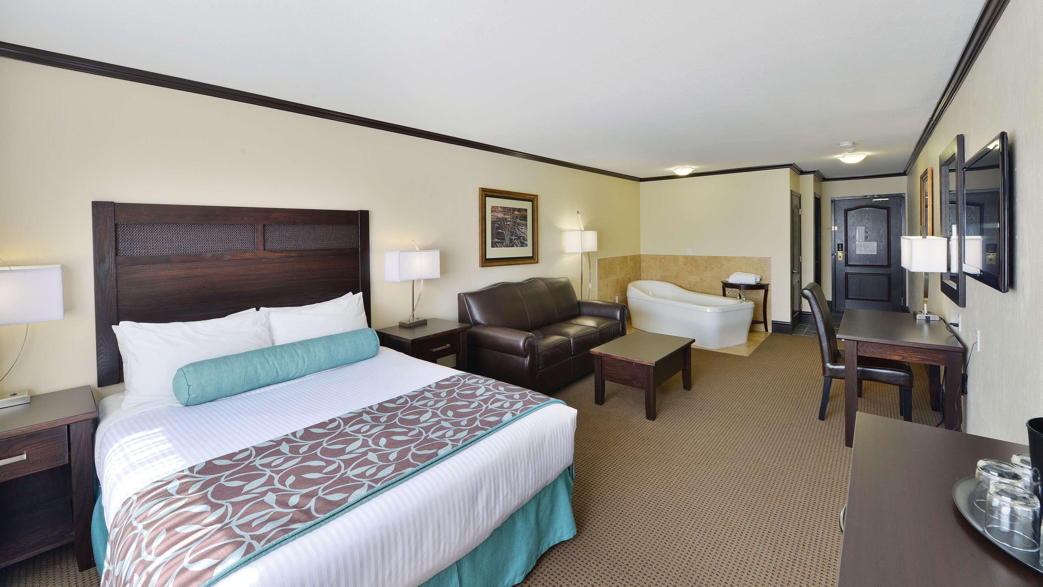 Space, Suite, Queen Bed, Sofa, Jetted Tub