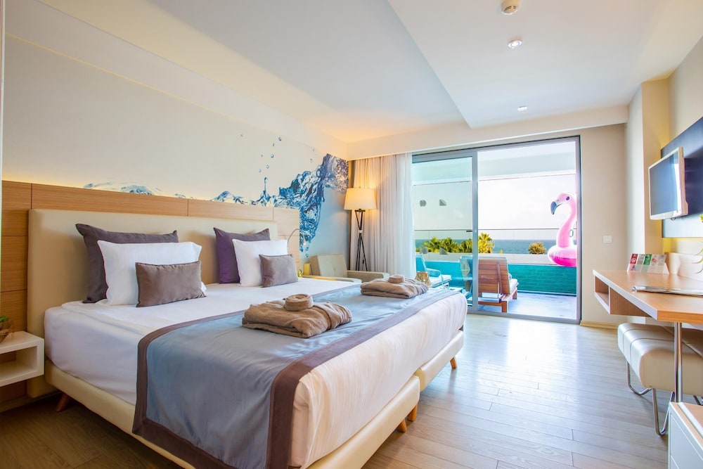 Deluxe, Suite, Double Bed, Sea View, Pool Side