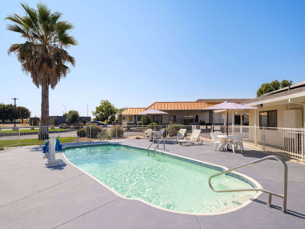 Super 8 by Wyndham Dunnigan 53/60