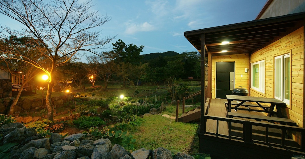 Jeju Gotjawal Geomoon Oreum Pension 39/50