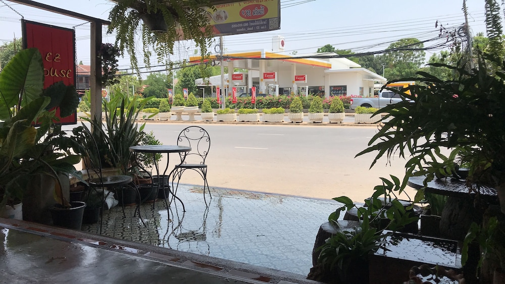 Ez House & Cafe 57/67