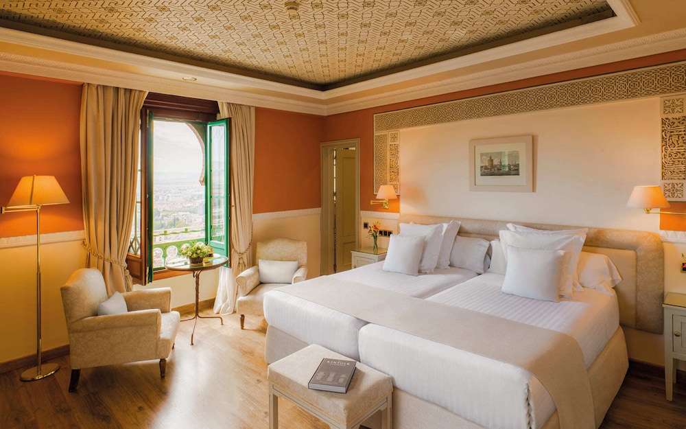 CLASSIC, 3 BEDS, CITY VIEW