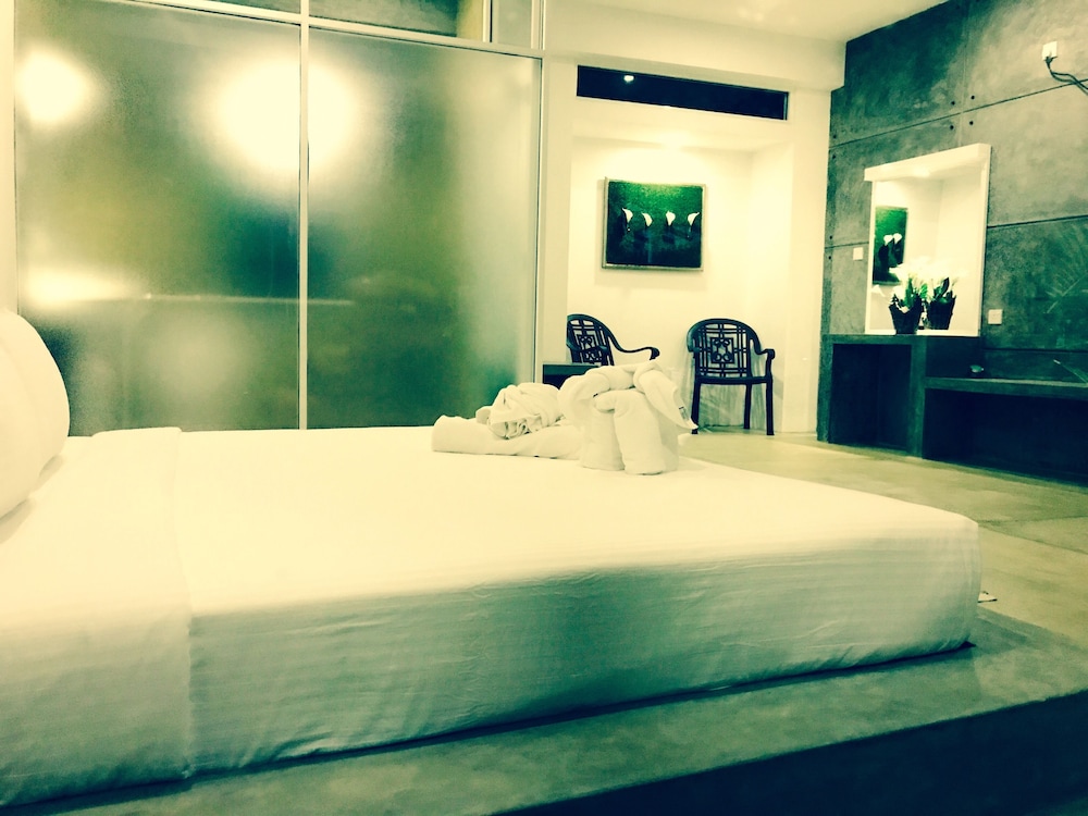 8 Plus Motels 42/70
