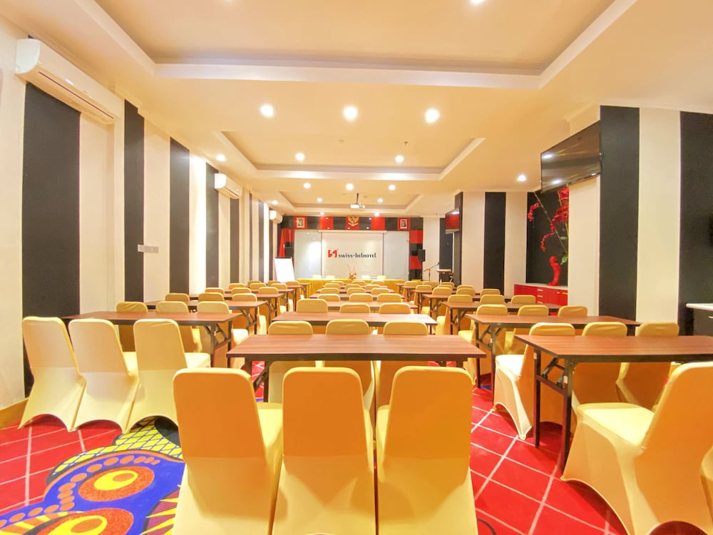 Swiss-Belcourt Makassar 30/36