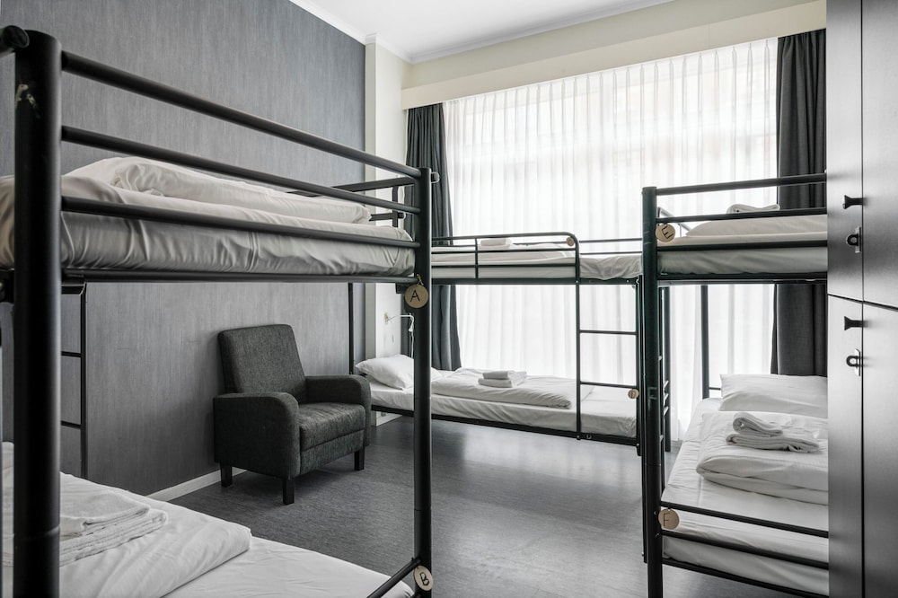 MIXED DORM, 3 BUNK BEDS, SHARED BATHROOM