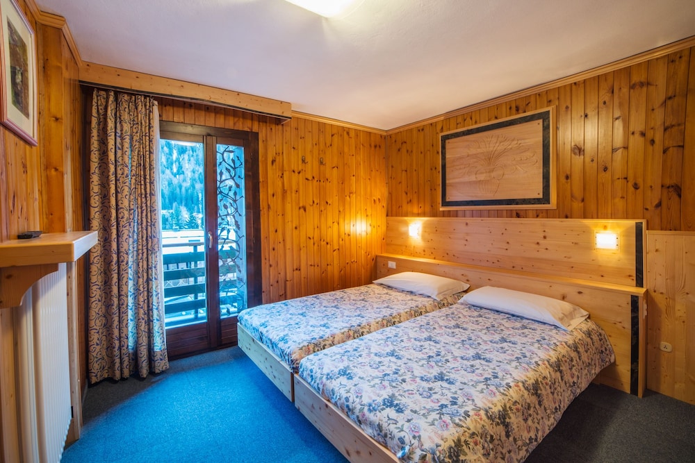 ROOM, DOUBLE BED