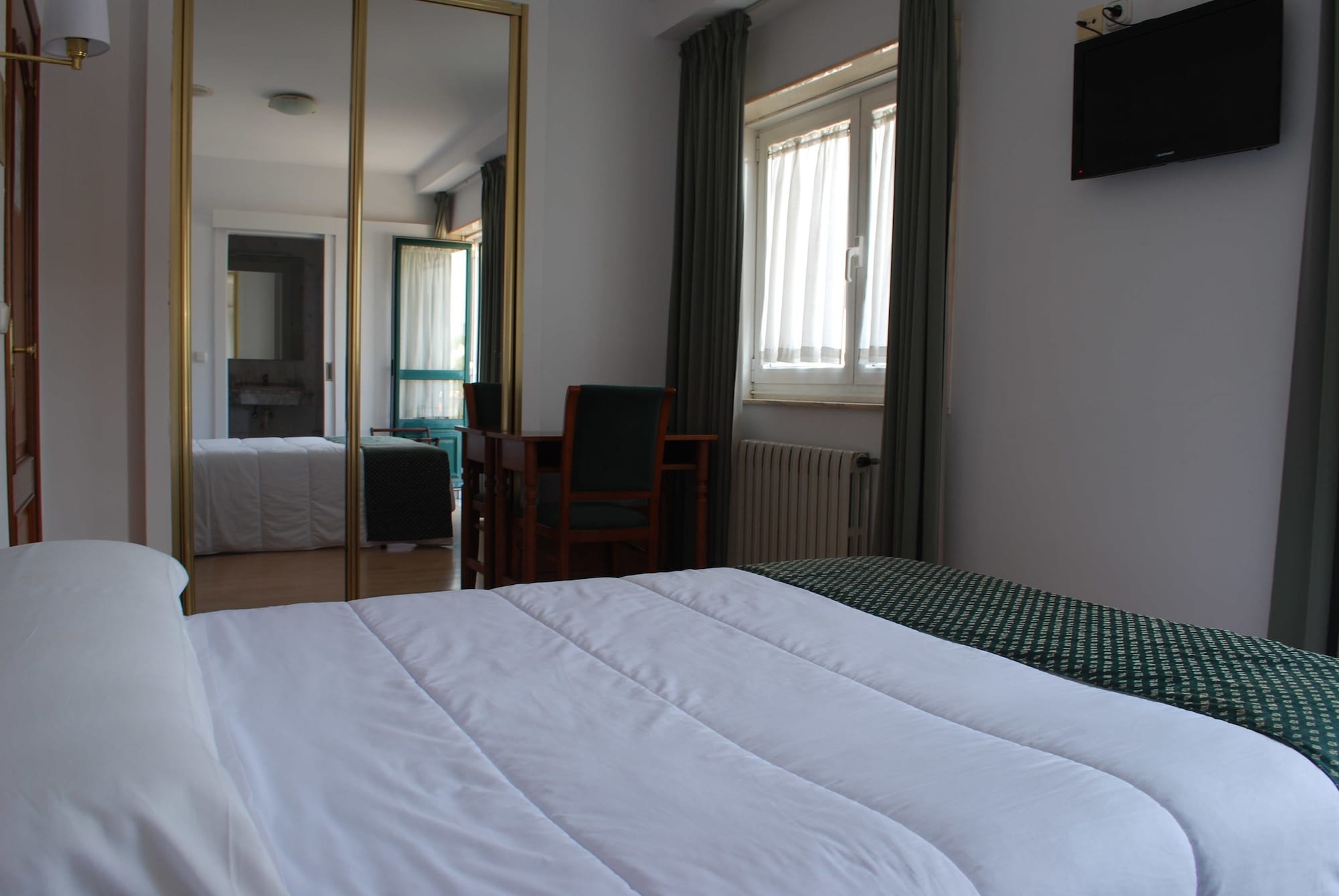 ROOM, DOUBLE OR TWIN BED