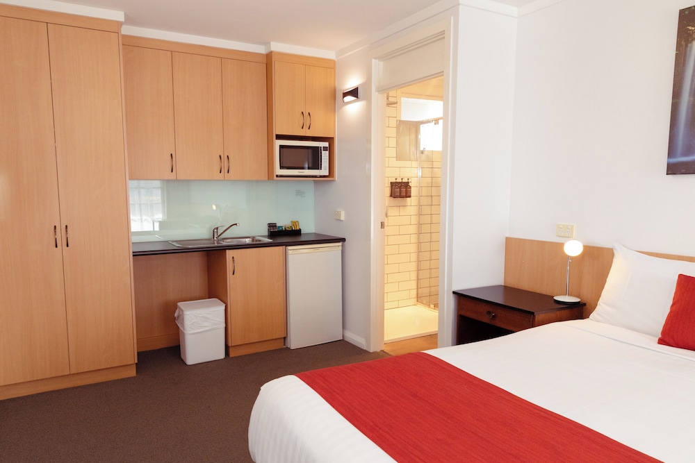 BARCLAY MOTOR INN 31/71
