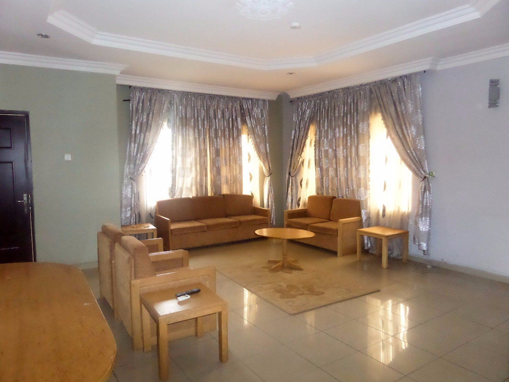 Junbic Apartment And Suites 15/22