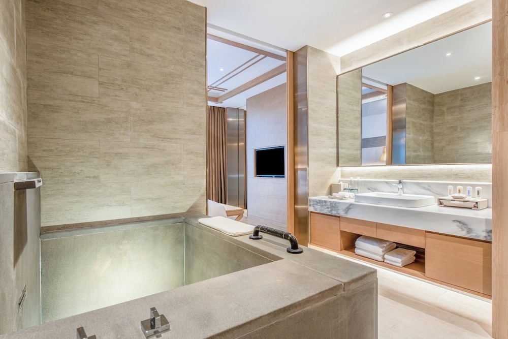 1 Bedroom, Suite, King Bed, Holiday Inn Resort Yichun Mingyue Mountain 3/3