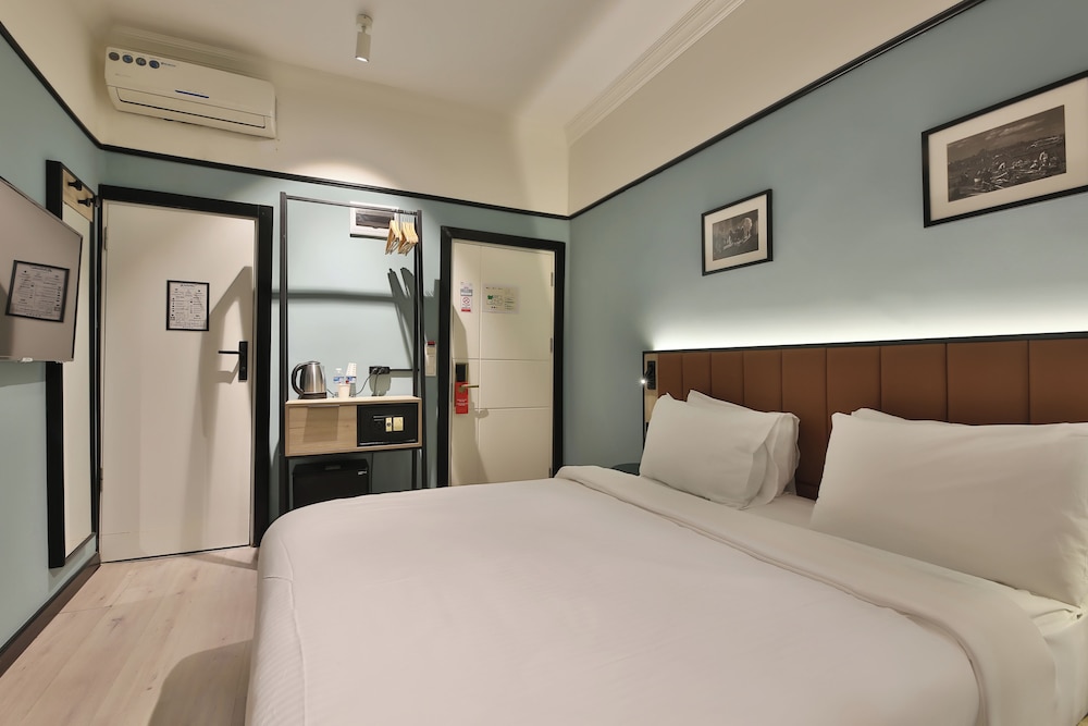 Standard, Queen Bed