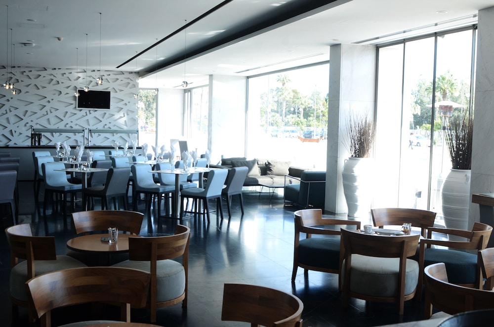 Sun Hall Hotel 60/70