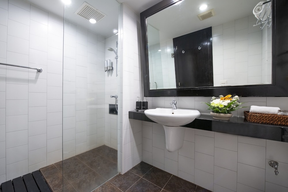 The Lokal Hotel Phuket 36/37