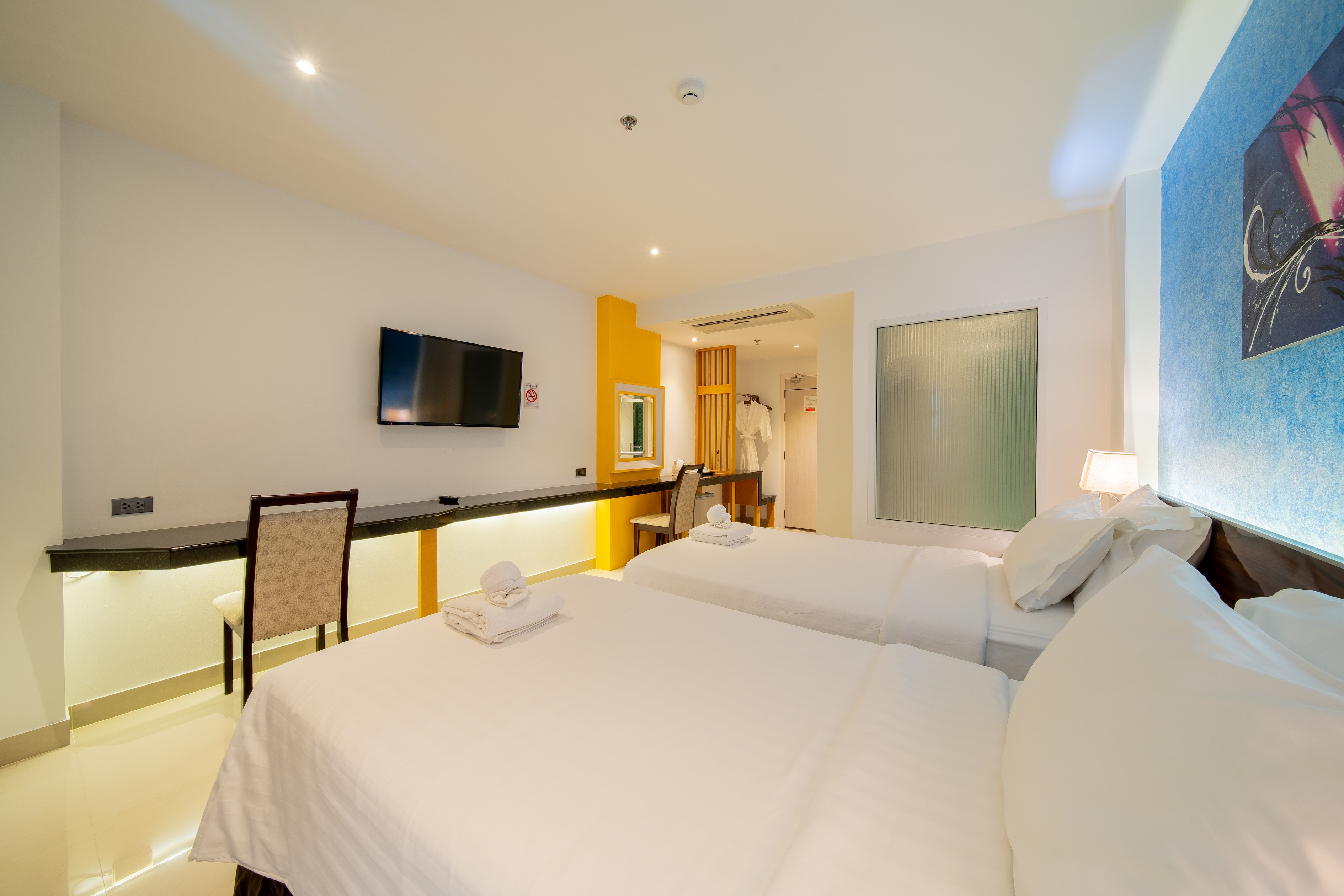 DELUXE, TWIN BEDS