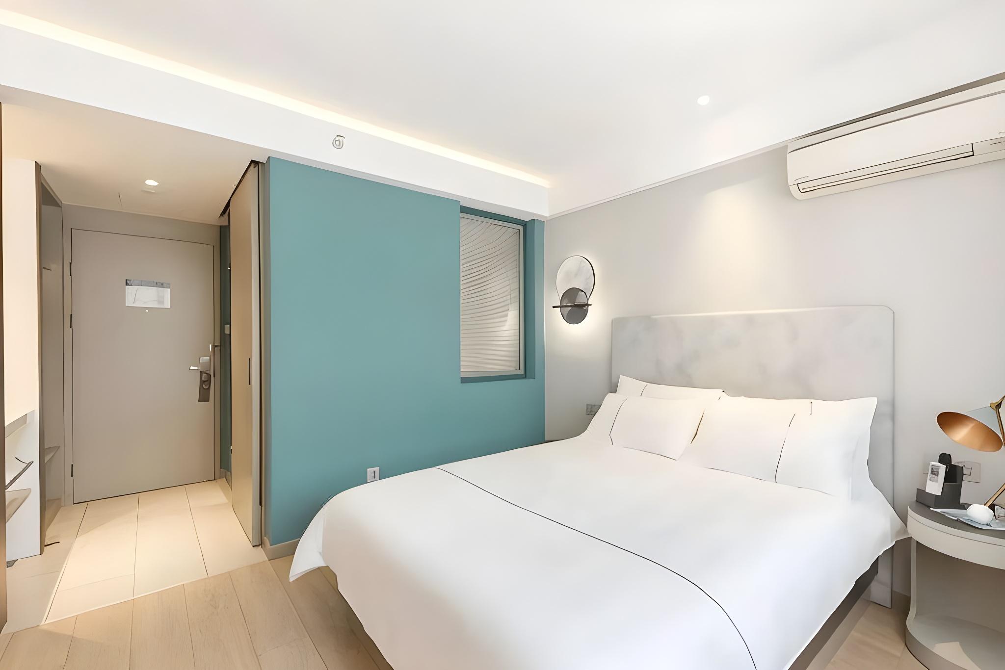 Standard, Queen Bed