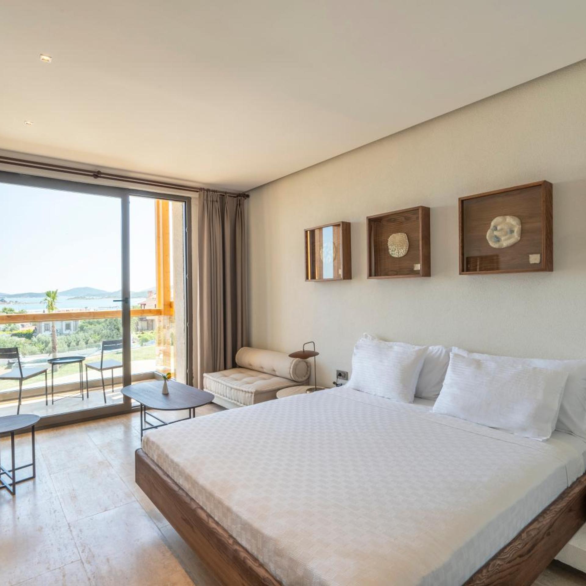 Deluxe, Double Bed, Lateral Side Sea View