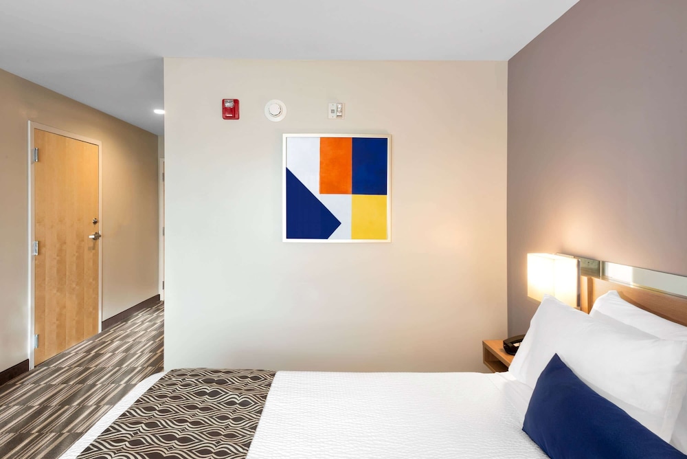 Microtel Inn and Suites by Wyndham Farmington 13/30