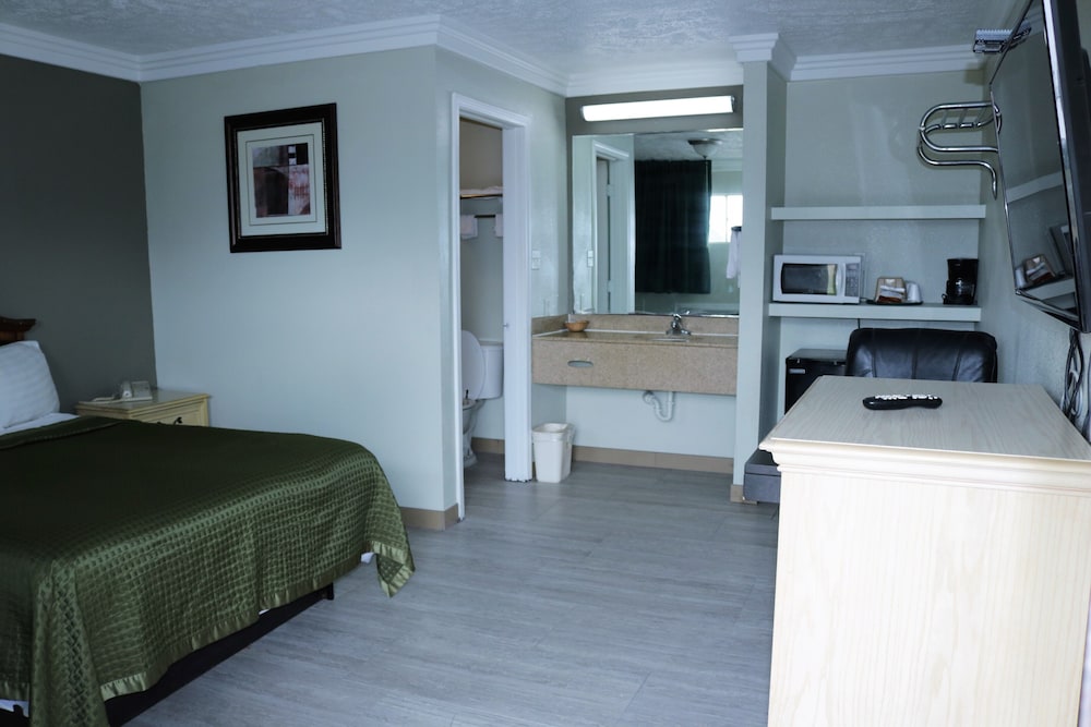 Deluxe Inn Motel 10/22