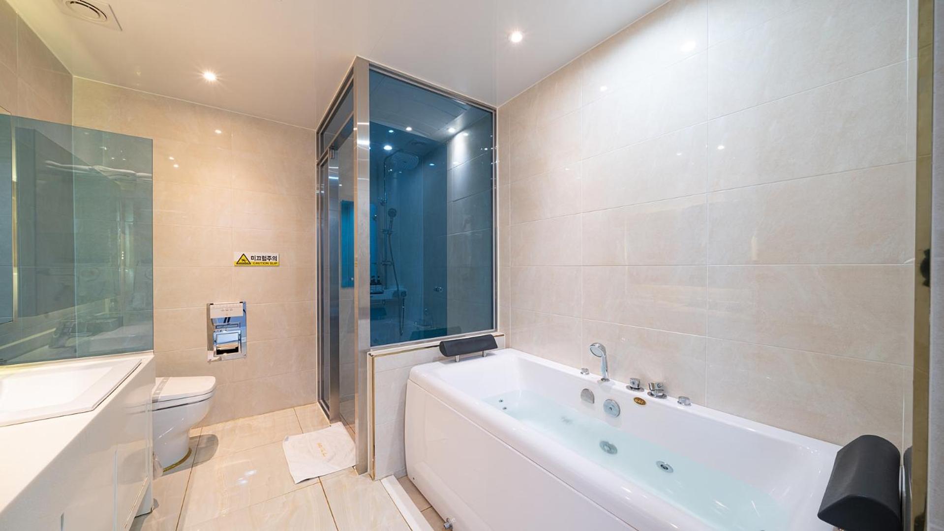 غرفة بريميوم بسرير مزدوج بإطلالة على البحر، Hotel The One Yeosu 9/10