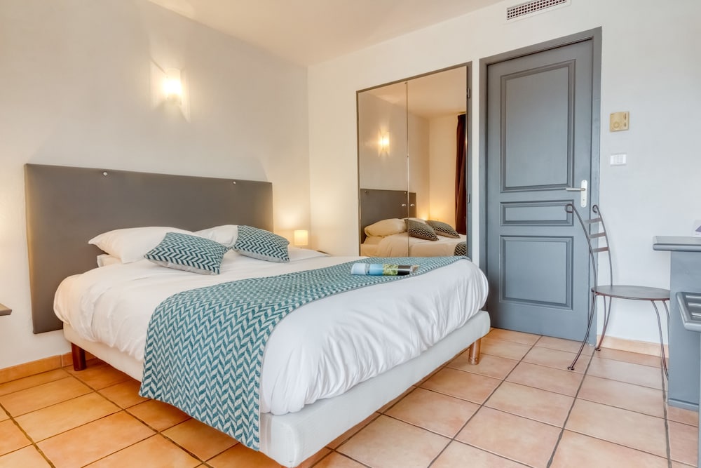 PRIVILEGE, TWIN BEDS, WITH VIEW, PATIO
