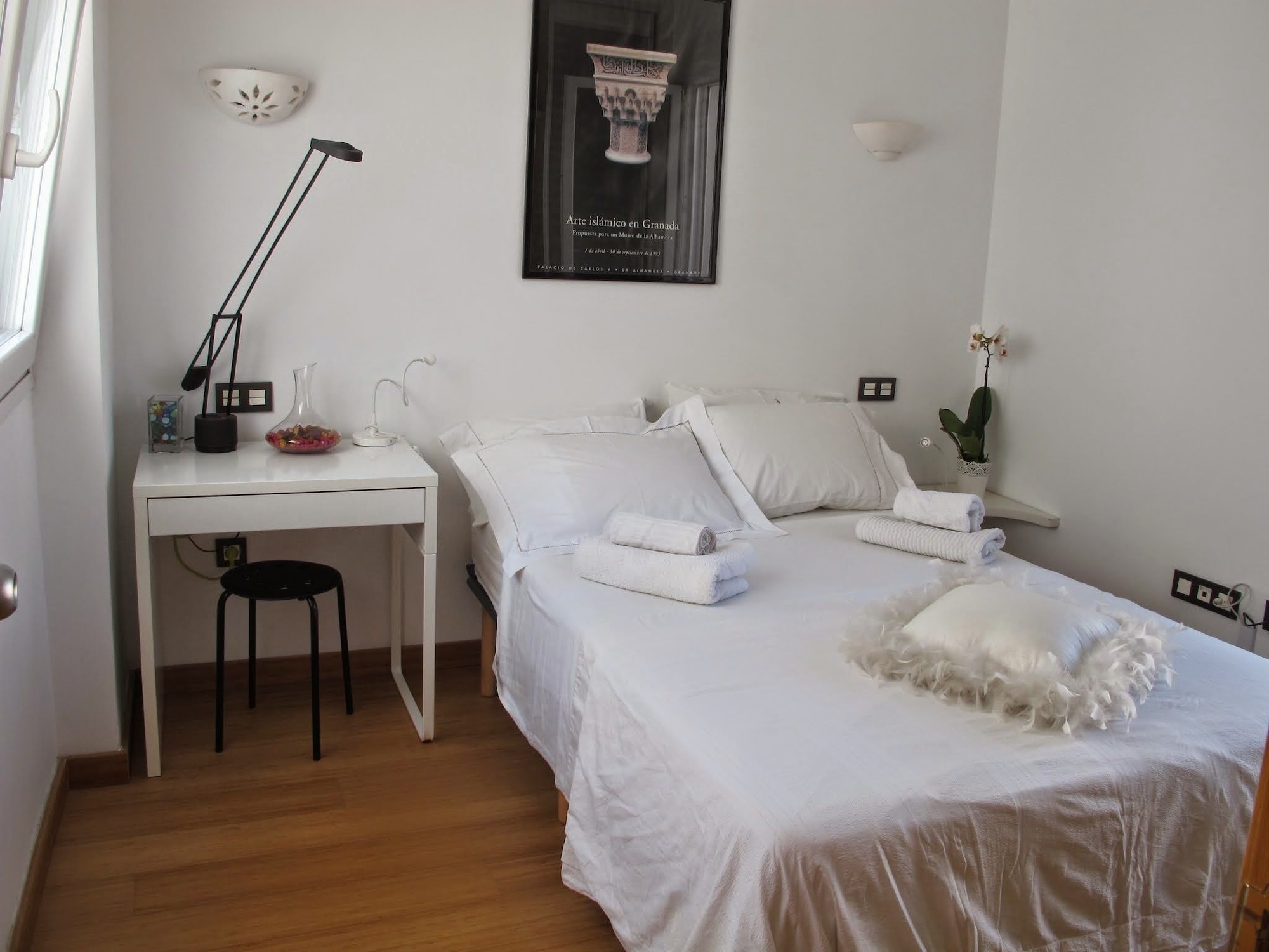 ROOM, DOUBLE OR TWIN BED