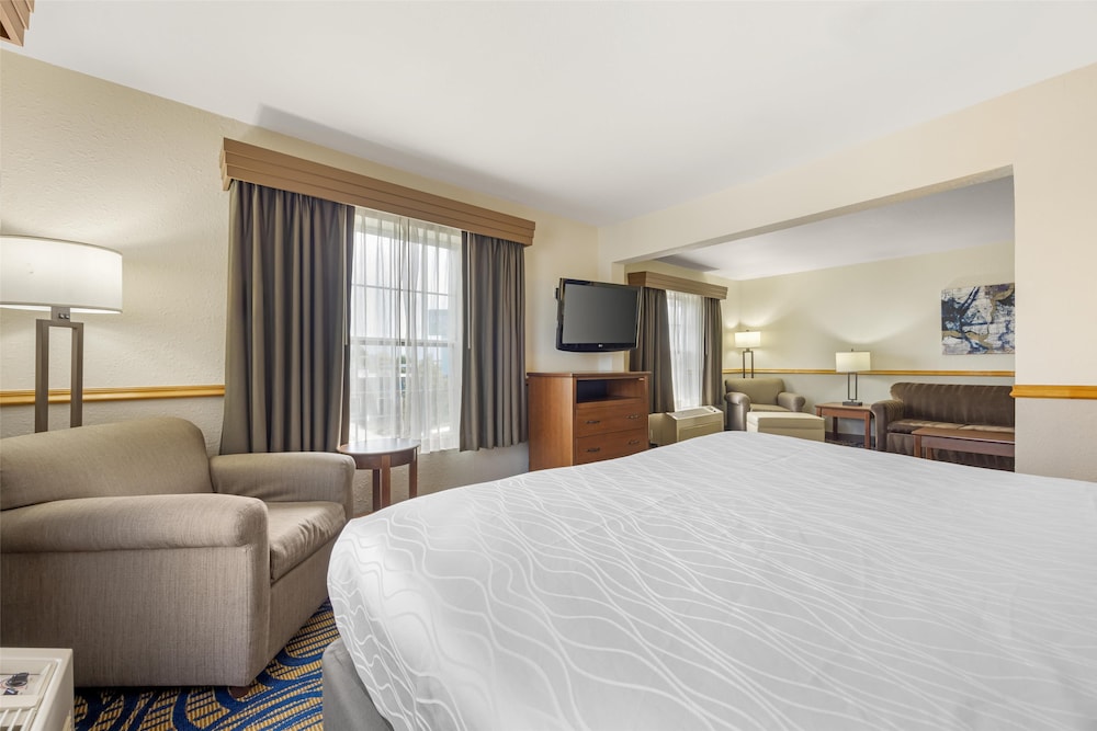 Suite, King Bed, Sofa, Jetted Tub