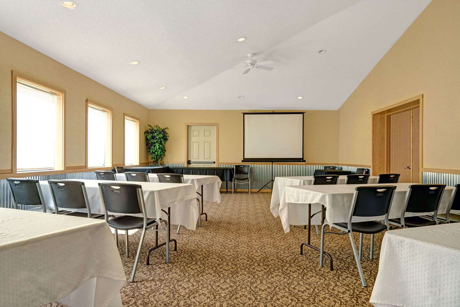 Super 8 By Wyndham Monticello 18/22