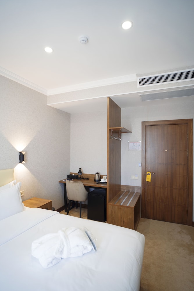 ROOM, SINGLE