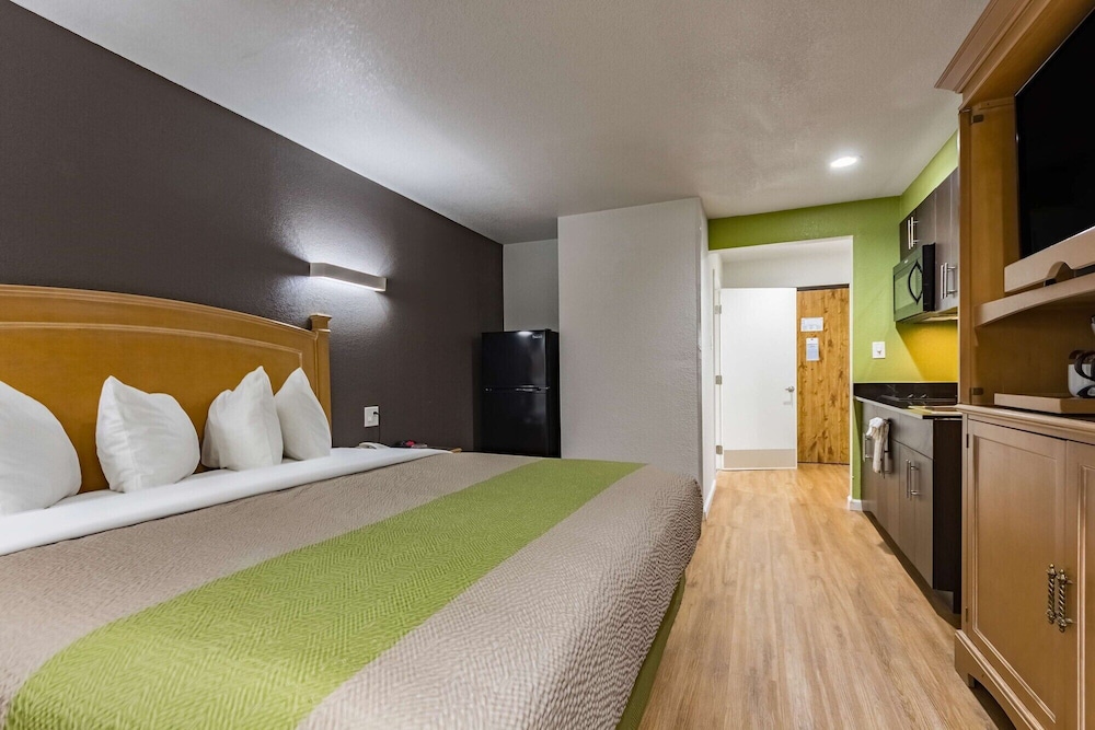 DELUXE, KING BED, KITCHENETTE
