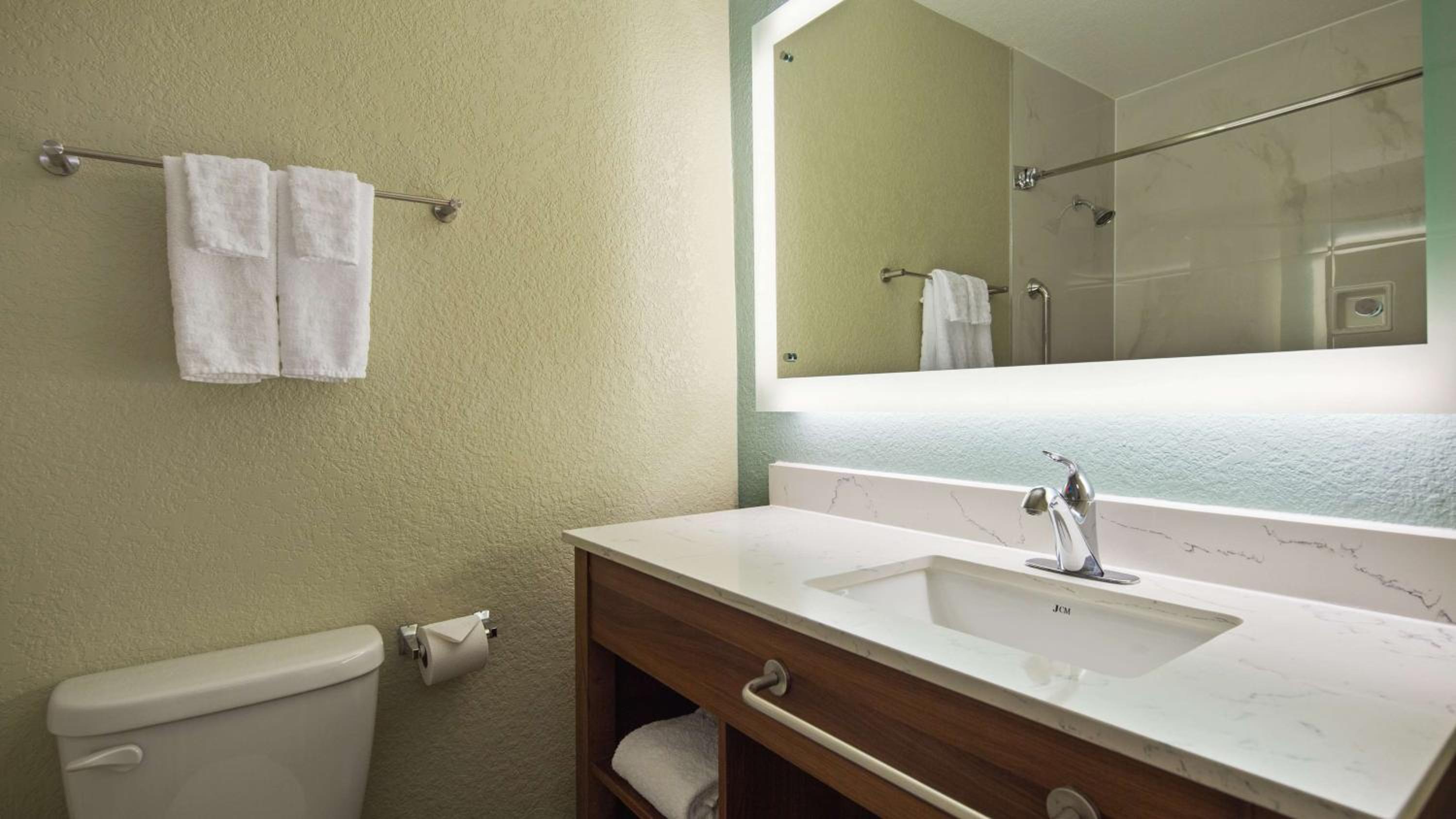 جناح بسريرين مزدوجين بغرفة نوم واحدة مع أريكة بمطبخ، Best Western Carlsbad by the Sea 4/5
