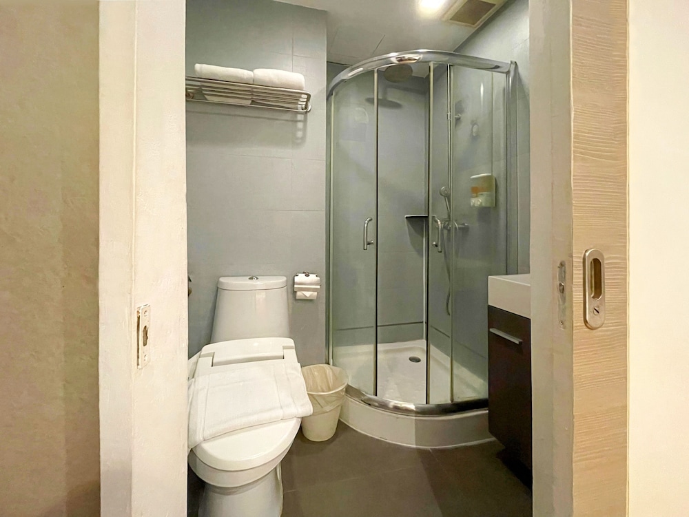 Arawana Express Phrom Phong (ex. Icheck Inn Regency Sukhumvit) 45/52