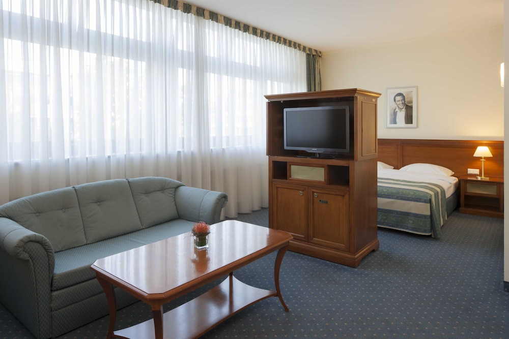 HOLLYWOOD MEDIA HOTEL 36/54
