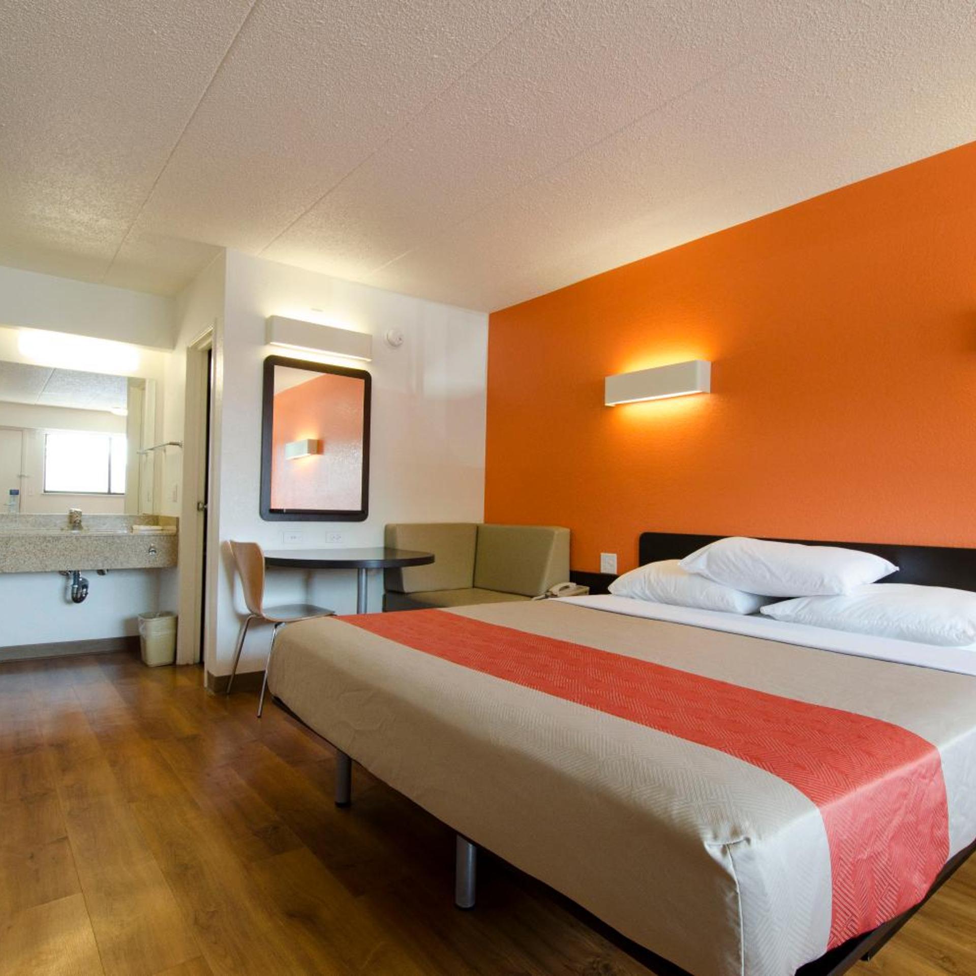1 King Bed - Non-Smoking, Micfridge