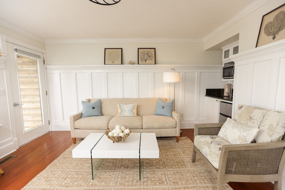 The Burrus House Inn Waterfront Suites 34/50