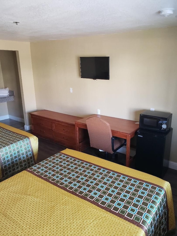 University Inn Fresno 27/48