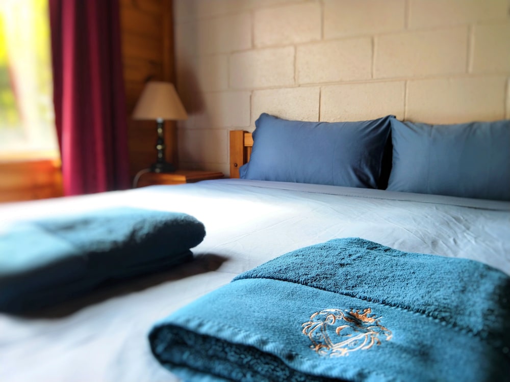 TWELVE APOSTLES MOTEL & COUNTRY RETREAT 12/50