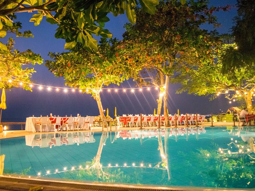 SUNSET VILLAGE BEACH RESORT 35/50