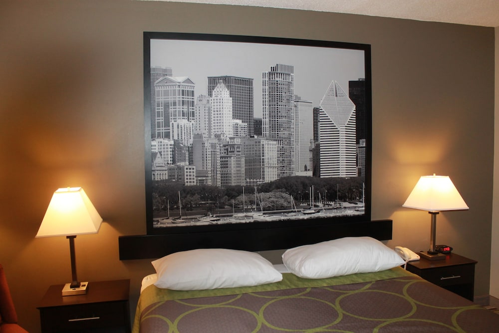 Super 8 by Wyndham Bridgeview/Chicago Area 10/14