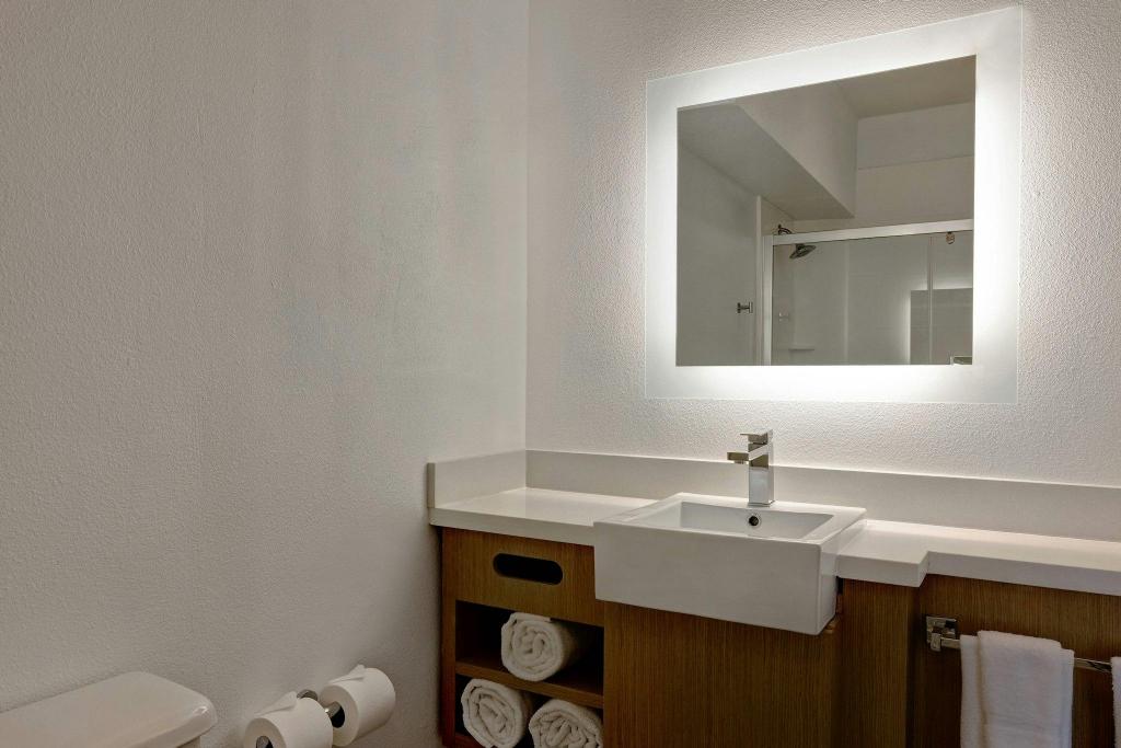 1 Bedroom, Specialty, Suite, 1 King and 2 Queen Beds, Sofa, Living Area, Bathtub