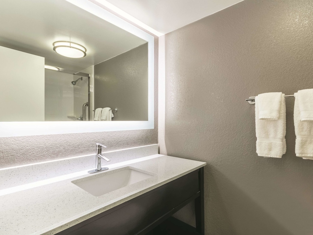 La Quinta Inn & Suites by Wyndham Virginia Beach 45/46