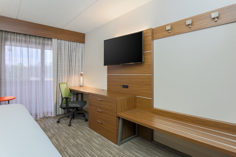 Holiday Inn Express Milwaukee West Medical Center 28/59
