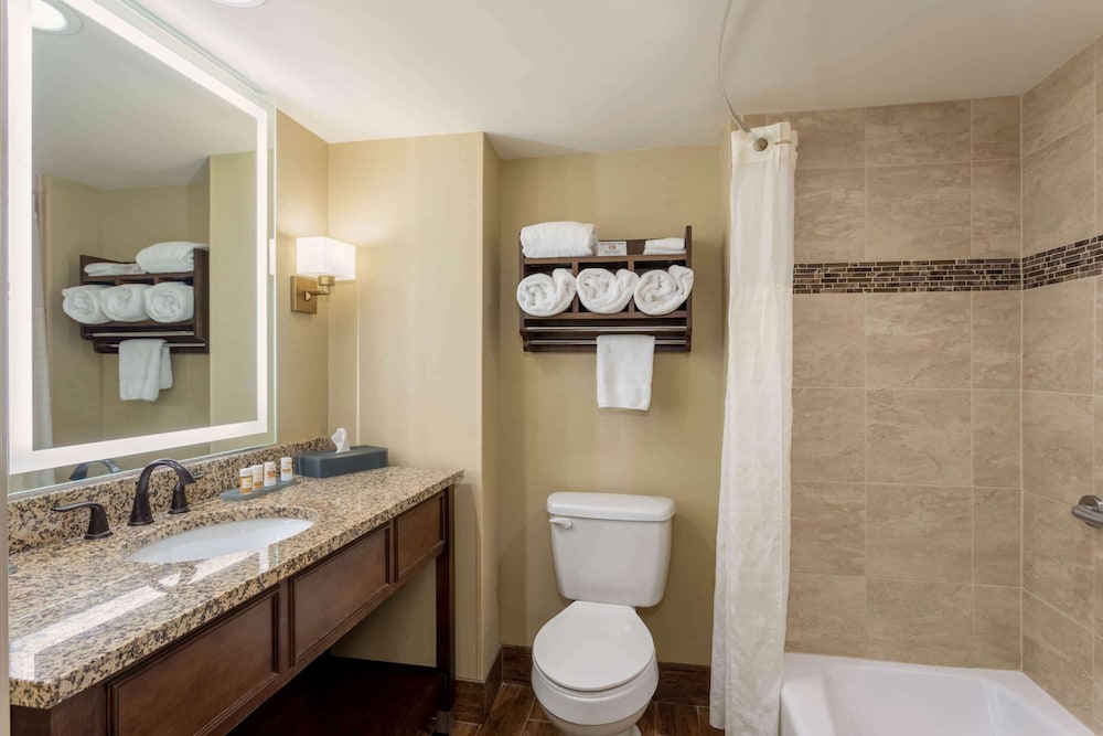 La Quinta Inn Suites Pigeon Forge 28/64