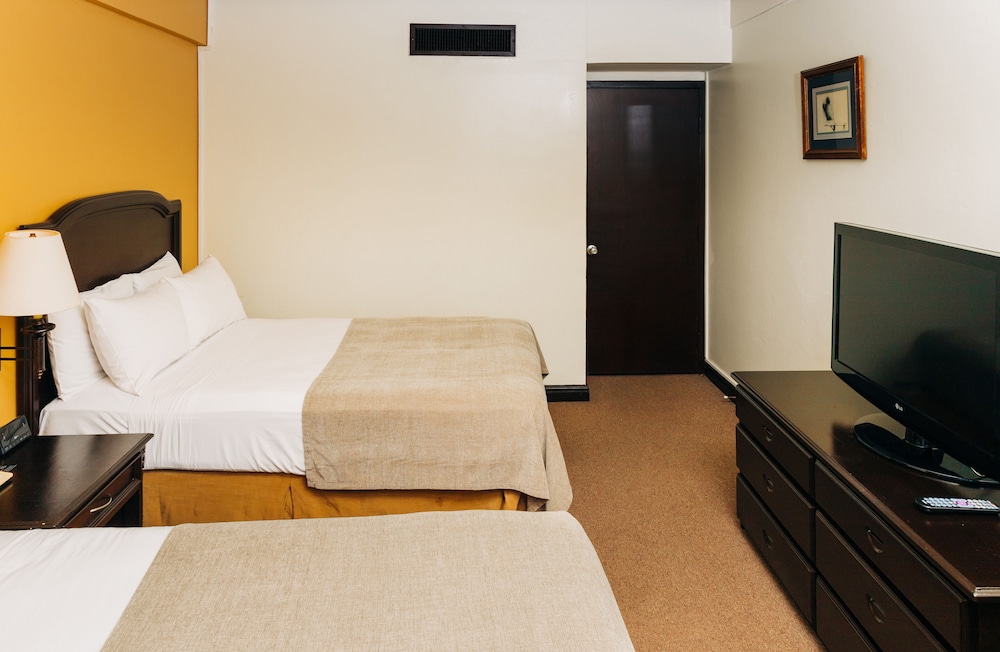 Hotel Plaza Suites 9/50