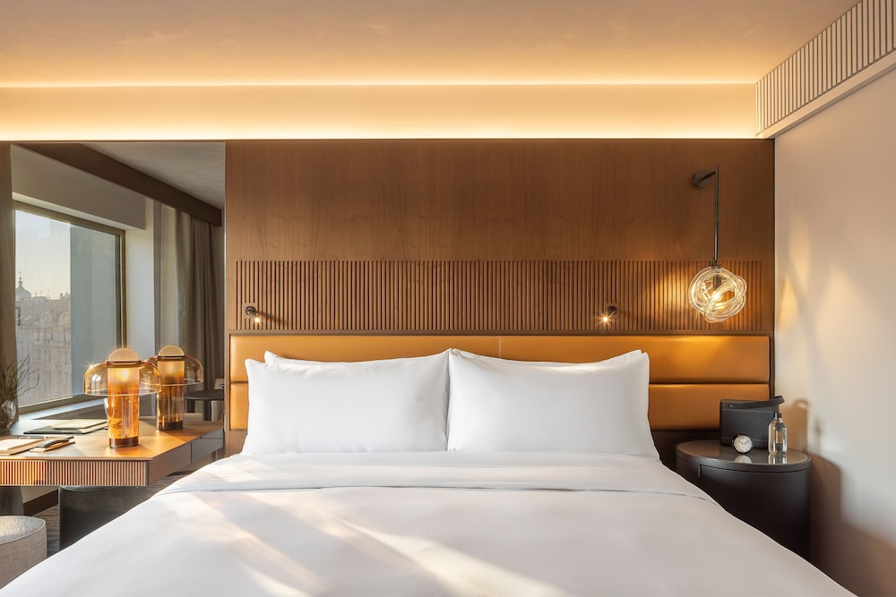 Fairmont Gold, King Bed, Club Lounge Access