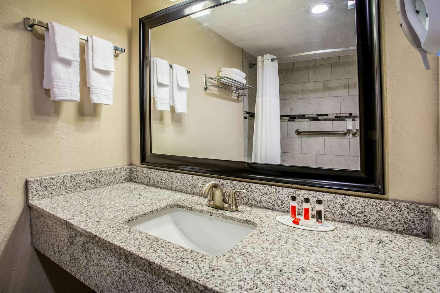 Super 8 by Wyndham Lake City 38/39